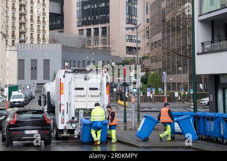 Garbage truck taking municipal solid waste in Brussels, Belgium © Wojciech Strozyk / Alamy Stock Photo *** Local Caption *** Stock Photo