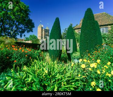 SISSINGHURST CASTLE GARDEN CRANBROOK KENT ENGLAND UK Stock Photo