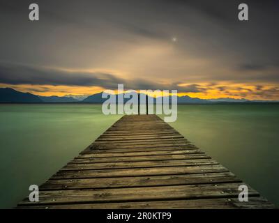 Autumn storm on Lake Chiemsee with view over the jetty to the Chiemgau Alps and Kaisergebirge, Chieming, Upper Bavaria, Germany Stock Photo
