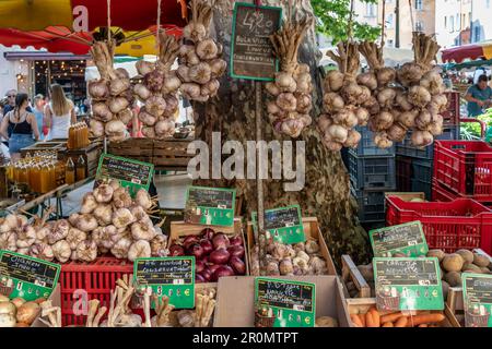 Place Richelme, weekly market, market stall with vegetables, garlic, Aix en Provence, France Stock Photo