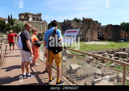 Rome, Italy. 07th May, 2023. Tourists visit archelogical sites in Rome, Italy, on May 7 2023, Accomodations in Italian art cities are currently fully booked, as international tourism is coming back to Italy after the pandemic years. (Photo by Elisa Gestri/SIPA USA). Credit: Sipa USA/Alamy Live News Stock Photo