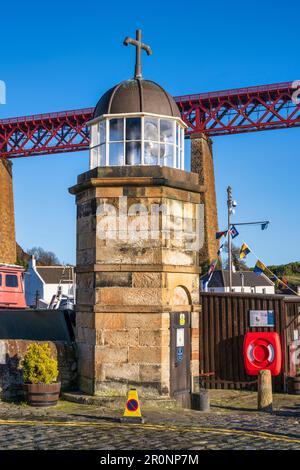 North Queensferry Light Tower, built in 1817, the world’s smallest working lighthouse, on North Queensferry town pier in Fife, Scotland, UK Stock Photo