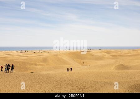 Tourists on the sand at the Dunes at Maspalomas, Dunas de Maspalomas, Las Palmas, Gran Canaria, Spain Stock Photo