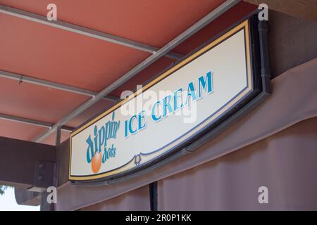 https://l450v.alamy.com/450v/2r0p1kk/san-diego-california-united-states-09-23-2021-a-view-of-a-sign-selling-dippin-dots-ice-cream-food-products-2r0p1kk.jpg