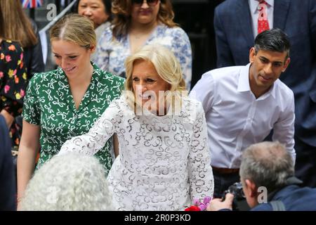 First lady, Jill Biden speaks with the guests as Finnegan Biden and Rishi Sunak look on during the Coronation Big Lunch. British Prime Minster, Rishi Sunak and his wife, Akshata Murty host the Coronation Big Lunch in Downing Street in central London following the Coronation of King Charles III on 6 May 2023. The event was attended by community heroes, volunteers, families from Ukraine and special guest First lady, Jill Biden, wife of the President of United States of America, Joe Biden with granddaughter Finnegan Biden. (Photo by Steve Taylor/SOPA Images/Sipa USA) Stock Photo