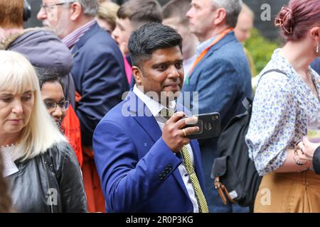 London, UK. 07th May, 2023. A man takes photos during the Coronation Big Lunch. British Prime Minster, Rishi Sunak and his wife, Akshata Murty host the Coronation Big Lunch in Downing Street in central London following the Coronation of King Charles III on 6 May 2023. The event was attended by community heroes, volunteers, families from Ukraine and special guest First lady, Jill Biden, wife of the President of United States of America, Joe Biden with granddaughter Finnegan Biden. (Photo by Steve Taylor/SOPA Images/Sipa USA) Credit: Sipa USA/Alamy Live News Stock Photo