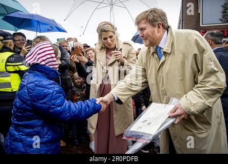 Wadden Islands, Netherlands. 09th May, 2023. WEST-TERSCHELLING - King Willem-Alexander and Queen Maxima on the square in front of the Brandaris lighthouse. The royal couple will pay a two-day regional visit to the Wadden Islands. ANP KOEN VAN WEEL netherlands out - belgium out Credit: ANP/Alamy Live News Stock Photo