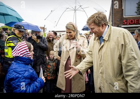 Wadden Islands, Netherlands. 09th May, 2023. WEST-TERSCHELLING - King Willem-Alexander and Queen Maxima on the square in front of the Brandaris lighthouse. The royal couple will pay a two-day regional visit to the Wadden Islands. ANP KOEN VAN WEEL netherlands out - belgium out Credit: ANP/Alamy Live News Stock Photo