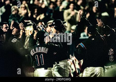 MLB: Mike Piazza, NY Mets, home run celebration during game 4 of the 2000 World Series. Stock Photo