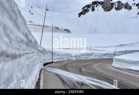 Großglockner, Hochalpenstraße, Winter, Schneewand, Schnee, Straße, Bergstraße, Passstraße, Panoramastraße, Schneemassen, Schneeräumung, Asphalt, Kurve Stock Photo