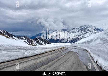 Großglockner, Hochalpenstraße, Winter, Schneewand, Schnee, Straße, Bergstraße, Passstraße, Panoramastraße, Schneemassen, Schneeräumung, Asphalt, Kurve Stock Photo