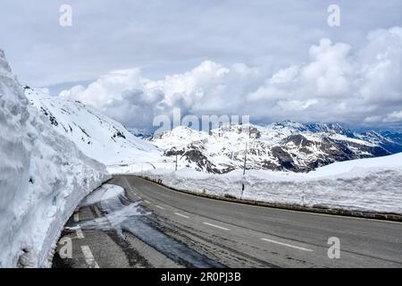 Großglockner, Hochalpenstraße, Winter, Schneewand, Schnee, Straße, Bergstraße, Passstraße, Panoramastraße, Schneemassen, Schneeräumung, Asphalt, Kurve Stock Photo