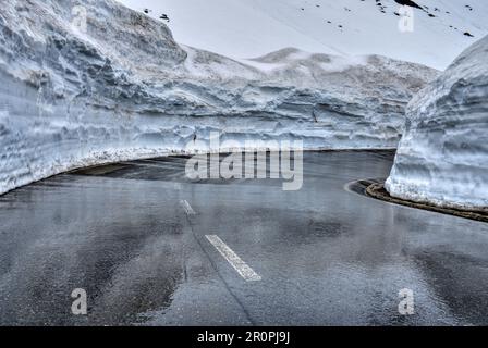 Großglockner, Hochalpenstraße, Winter, Schneewand, Schnee, Straße, Bergstraße, Passstraße, Panoramastraße, Schneemassen, Schneeräumung, Asphalt, Kurve Stock Photo