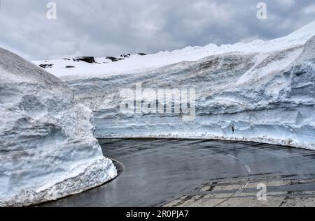 Großglockner, Hochalpenstraße, Winter, Schneewand, Schnee, Straße, Bergstraße, Passstraße, Panoramastraße, Schneemassen, Schneeräumung, Asphalt, Kurve Stock Photo