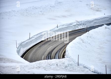 Großglockner, Hochalpenstraße, Winter, Schneewand, Schnee, Straße, Bergstraße, Passstraße, Panoramastraße, Schneemassen, Schneeräumung, Asphalt, Kurve Stock Photo