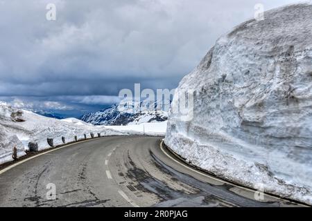 Großglockner, Hochalpenstraße, Winter, Schneewand, Schnee, Straße, Bergstraße, Passstraße, Panoramastraße, Schneemassen, Schneeräumung, Asphalt, Kurve Stock Photo