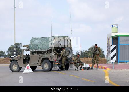 (230509) -- SDEROT (ISRAEL), May 9, 2023 (Xinhua) -- Israeli soldiers block a road near Sderot in southern Israel near the border with Gaza, on May 9, 2023. Israel was on high alert on Tuesday as it prepared for retaliatory rocket attacks from the Gaza Strip after a series of Israeli airstrikes killed militants and civilians in the coastal Palestinian enclave. (Ilan Assayag/JINI via Xinhua) Stock Photo