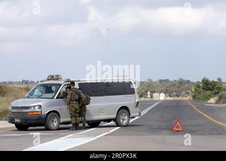 (230509) -- SDEROT (ISRAEL), May 9, 2023 (Xinhua) -- Israeli soldiers check a vehicle near Sderot in southern Israel near the border with Gaza, on May 9, 2023. Israel was on high alert on Tuesday as it prepared for retaliatory rocket attacks from the Gaza Strip after a series of Israeli airstrikes killed militants and civilians in the coastal Palestinian enclave. (Ilan Assayag/JINI via Xinhua) Stock Photo