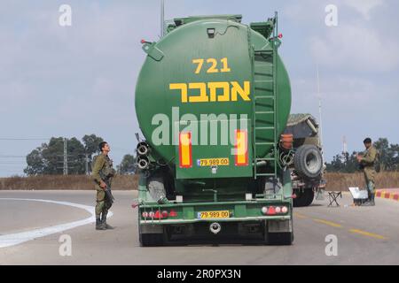 (230509) -- SDEROT (ISRAEL), May 9, 2023 (Xinhua) -- An Israeli soldier checks a vehicle near Sderot in southern Israel near the border with Gaza, on May 9, 2023. Israel was on high alert on Tuesday as it prepared for retaliatory rocket attacks from the Gaza Strip after a series of Israeli airstrikes killed militants and civilians in the coastal Palestinian enclave. (Ilan Assayag/JINI via Xinhua) Stock Photo