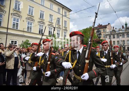 Lviv, Ukraine. 06th May, 2023. Honor guard march with rifles during the Lviv Day celebration on Rynok Square. This weekend, Lviv celebrated the 767th anniversary of the founding of the city. Because of the Russian-Ukrainian war, there were no big celebrations. The events were limited to the raising of the city's flag, the removal of the flags of the Ukrainian formations fighting against the Russian aggressors, and the marching of the honour guard. Credit: SOPA Images Limited/Alamy Live News Stock Photo
