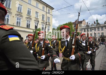 Lviv, Ukraine. 06th May, 2023. Honor guard march with rifles during the Lviv Day celebration on Rynok Square. This weekend, Lviv celebrated the 767th anniversary of the founding of the city. Because of the Russian-Ukrainian war, there were no big celebrations. The events were limited to the raising of the city's flag, the removal of the flags of the Ukrainian formations fighting against the Russian aggressors, and the marching of the honour guard. Credit: SOPA Images Limited/Alamy Live News Stock Photo