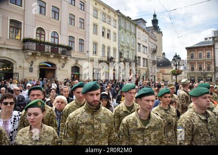 Lviv, Ukraine. 06th May, 2023. Ukrainian military during the celebration of Lviv Day on Rynok Square This weekend, Lviv celebrated the 767th anniversary of the founding of the city. Because of the Russian-Ukrainian war, there were no big celebrations. The events were limited to the raising of the city's flag, the removal of the flags of the Ukrainian formations fighting against the Russian aggressors, and the marching of the honour guard. Credit: SOPA Images Limited/Alamy Live News Stock Photo