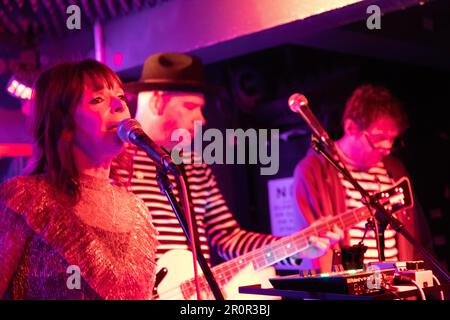 Vanessa Vass, Tim Vass and Steve Peebles of indie band Silver Biplanes on stage at the Hope & Anchor pub, Islington, London, 03/03/2023. Stock Photo