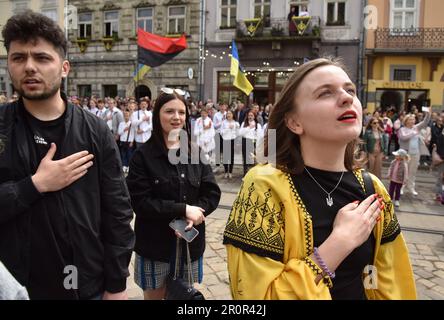 Lviv, Ukraine. 06th May, 2023. People sing the national anthem of Ukraine during the celebration of Lviv Day on Rynok Square. This weekend, Lviv celebrated the 767th anniversary of the founding of the city. Because of the Russian-Ukrainian war, there were no big celebrations. The events were limited to the raising of the city's flag, the removal of the flags of the Ukrainian formations fighting against the Russian aggressors, and the marching of the honour guard. (Photo by Pavlo Palamarchuk/SOPA Images/Sipa USA) Credit: Sipa USA/Alamy Live News Stock Photo