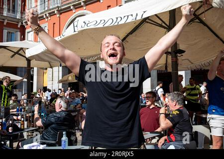 Madrid, Spain. 09th May, 2023. An English fan celebrates in Madrid's Plaza Mayor before the match to be played at the Santiago Bernabeu stadium. Hundreds of fans of the English soccer club, Manchester City have traveled to Madrid in the hours before the game for the semifinals of the UEFA Champions League.The first leg was played at the Santiago Bernabeu stadium while the second leg will be played in Manchester on May 17. Credit: SOPA Images Limited/Alamy Live News Stock Photo