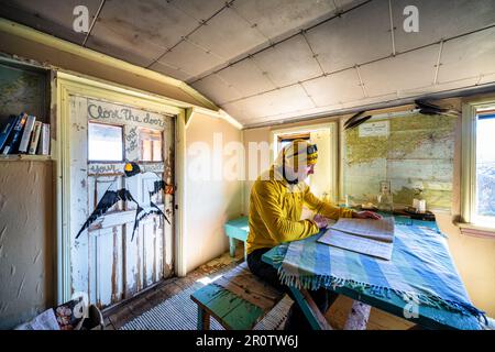 Open wilderness hut at Hästen islet, Inkoo, Finland Stock Photo