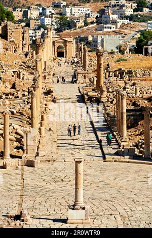 Jordan. The greco roman city of Gerasa Jerash. The oval forum and cardo maximus Stock Photo