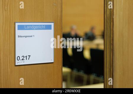Bielefeld, Germany. 10th May, 2023. View of a sign from courtroom 1 of the district court at the start of the trial for an illegal motorcycle race that resulted in death. The defendants are two men (19 and 24) from Herford. They are said to have had an illegal race in Hiddinghausen in March 2022 and killed a passer-by (58) during an overtaking maneuver. Without taking care of the victim, the 19-year-old fled. The older one had no driver's license and was intoxicated. Credit: Friso Gentsch/dpa/Ģ����ý Live News Stock Photo