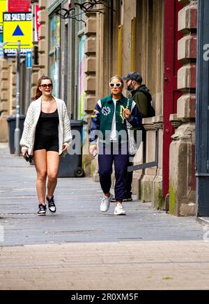 Dundee, Tayside, Scotland, UK. 10th May, 2023. UK Weather: Lovely warm morning across the north-east of Scotland, with temperatures reaching around 16°C. Fashionable women spend the day in Dundee's city centre, enjoying the pleasant spring weather and going about their regular lives while shopping. Credit: Dundee Photographics/Alamy Live News Stock Photo