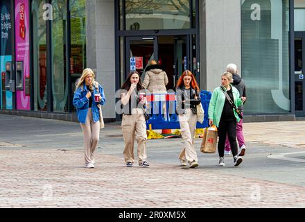 Dundee, Tayside, Scotland, UK. 10th May, 2023. UK Weather: Lovely warm morning across the north-east of Scotland, with temperatures reaching around 16°C. Fashionable women spend the day in Dundee's city centre, enjoying the pleasant spring weather and going about their regular lives while shopping. Credit: Dundee Photographics/Alamy Live News Stock Photo