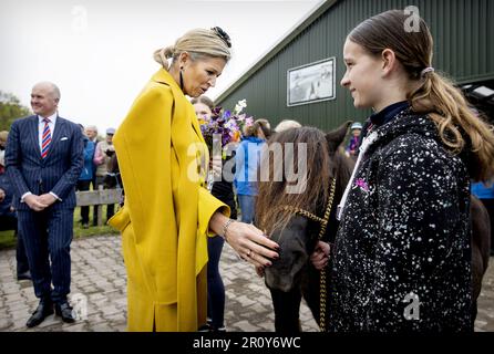 SCHIERMONNIKOG - Queen Maxima is welcomed at Partnership Van der Bijl - Holwerda. The royal couple will pay a two-day regional visit to the Wadden Islands. ANP KOEN VAN WEEL netherlands out - belgium out Stock Photo