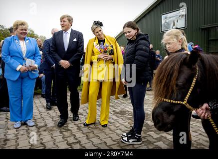 SCHIERMONNIKOG - King Willem-Alexander and Queen Maxima are welcomed at Partnership Van der Bijl - Holwerda. The royal couple will pay a two-day regional visit to the Wadden Islands. ANP KOEN VAN WEEL netherlands out - belgium out Stock Photo