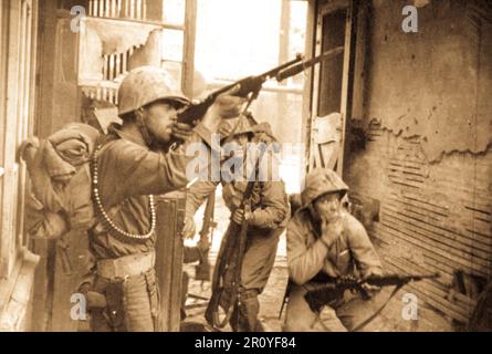 United Nations troops fighting in the streets of Seoul, Korea.  September 20, 1950. Photo by Lt. Robert L. Strickland and Cpl. John Romanowski. (Army) Stock Photo