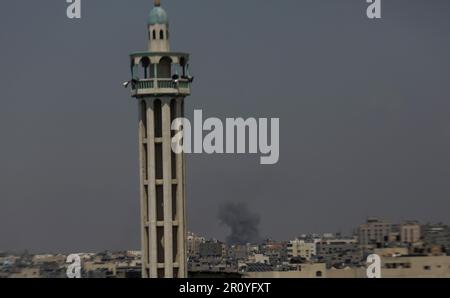 Gaza, Palestine. 10th May, 2023. Smoke rises following an Israeli strike in Gaza. Israel and Gaza militants traded cross-border fire, renewing deadly violence a day after Israeli strikes killed 15 people in the Palestinian territory. (Photo by Mahmoud Issa/SOPA Images/Sipa USA) Credit: Sipa USA/Alamy Live News Stock Photo