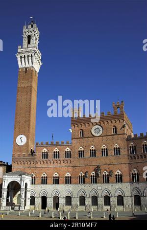 Siena, Italia, Italy, Italien; Palazzo Pubblico, Palazzo Comunale, Piazza del Campo; ratusz średniowiecze architektura gotyk; UNESCO Torre del Mangia Stock Photo