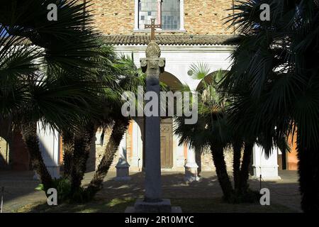 Ravenna, Rawenna, Italia, Italy, Italien; Basilica di Sant'Apollinare Nuovo; cross on a stone column surrounded by palm trees; Kreuz auf Steinsäule Stock Photo