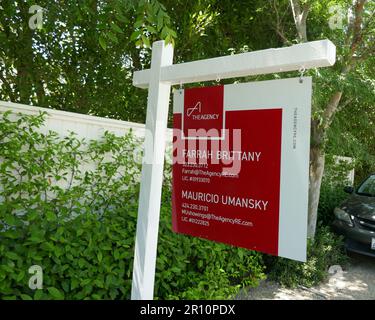 Los Angeles, California, USA 8th May 2023 Actor/comedian Jim Carrey and Actress Lauren Holly Former home/house at 661 Tigertail Road on May 8, 2023 in Los Angeles, California, USA. Photo by Barry King/Alamy Stock Photo Stock Photo