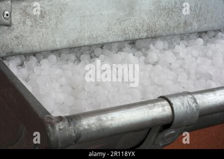 Hagel in Dachrinne. Hailstones in gutter Stock Photo