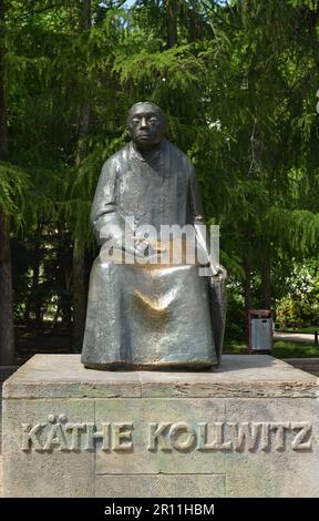 Kaethe Kollwitz Monument, Kollwitzplatz, Prenzlauer Berg, Berlin, Germany Stock Photo