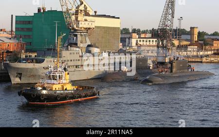 Russian navy attack submarines Improved Kilo class Project 636.3 (diesel-electric propulsion), sailors & crew maneuvers, moors to a second submarine Stock Photo