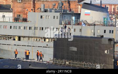 Russian navy attack submarines Improved Kilo class Project 636.3 (diesel-electric propulsion), sailors & crew maneuvers, moors to a second submarine Stock Photo