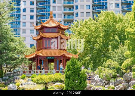 At the peak of the Chinese Gardens is the Clear View Pavilion, known as the Gurr, a triple tiered roof, hexagonal building with gold-glazed tiles Stock Photo