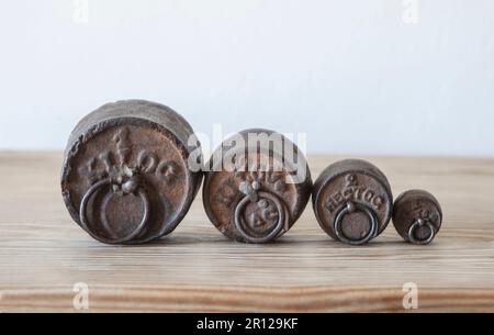 https://l450v.alamy.com/450v/2r129kf/old-vintage-iron-weights-for-scale-items-weight-engraved-in-high-relief-2r129kf.jpg