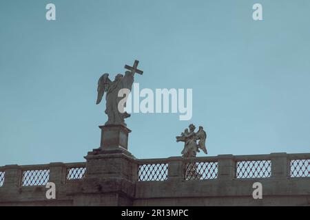 beautiful building decoration - angel statues holding emblem ...
