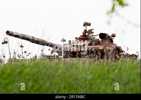 May 8, 2023, Kam'yanka, Kharkiv Oblast, Ukraine: A destroyed Russian tank near Kam'yanka, Ukraine. (Credit Image: © Michael Brochstein/ZUMA Press Wire) EDITORIAL USAGE ONLY! Not for Commercial USAGE! Stock Photo