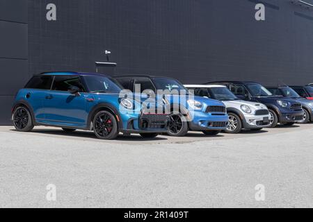 Indianapolis - Circa May 2023: Mini Hardtop vehicles awaiting service at a dealership. Mini is a subsidiary of BMW. Stock Photo